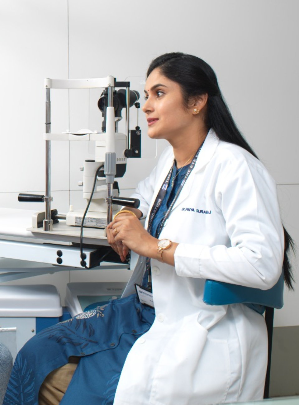 coimbatore-ophthalmologist-performing-eye-examination-using-slit-lamp
